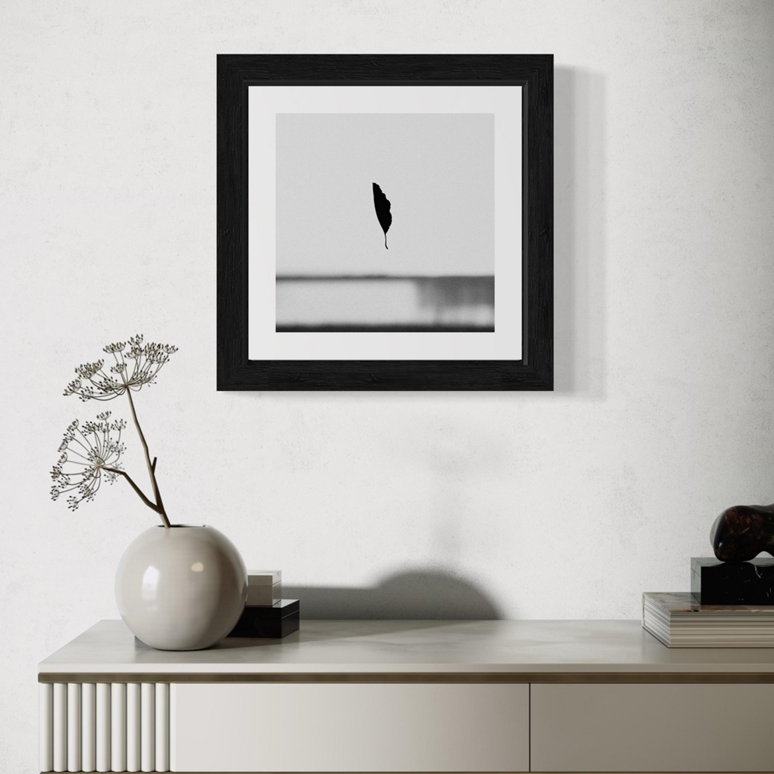Samotny liść na tle jeziora – czarno-białe zdjęcie, Fine Art, edycja limitowana 30x30cm