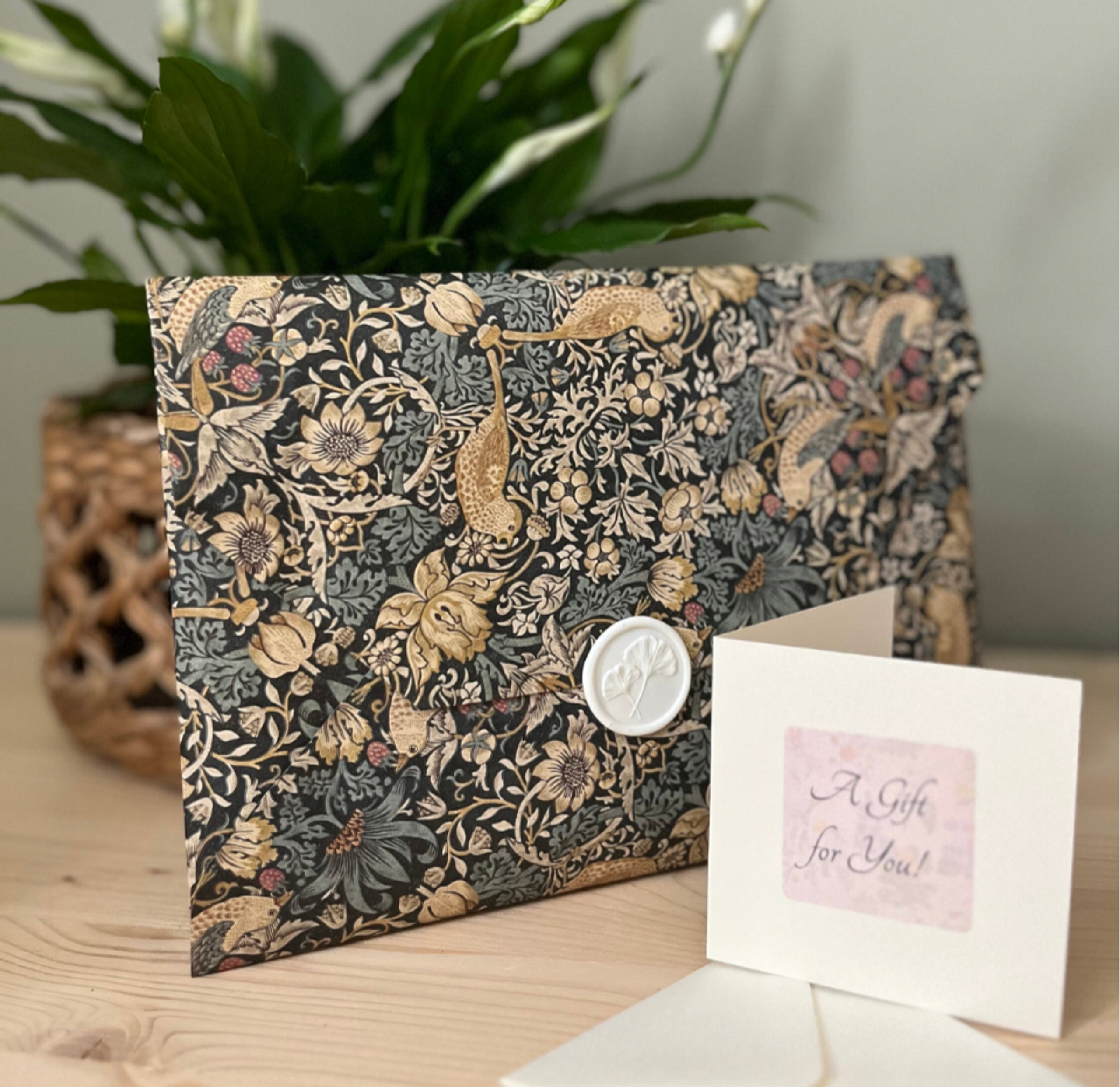 Luxury Vintage Floral Scented Letter Writing Stationery Gift Set with Accessories